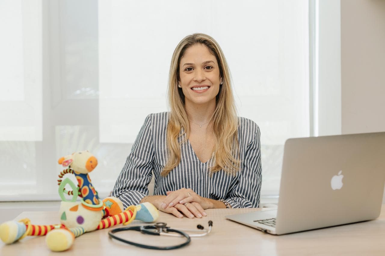 Dra. Juliana Lyra em consultório pediátrico